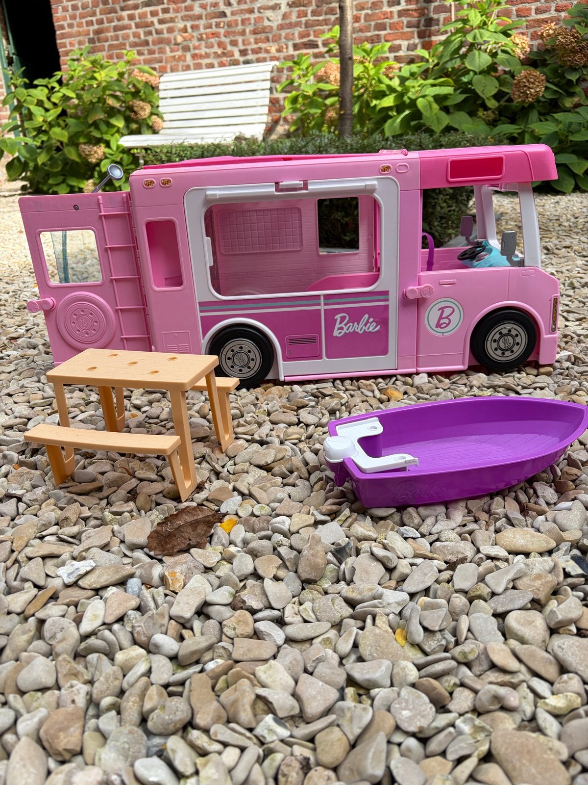 Barbie Camper met bootje en picknicktafel, Ophalen of Verzenden, Gebruikt