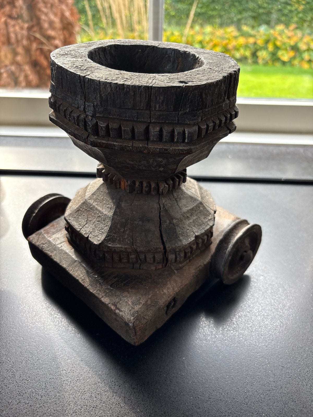Antieke houten kandelaar op wielen, 21 cm hoog, Ophalen