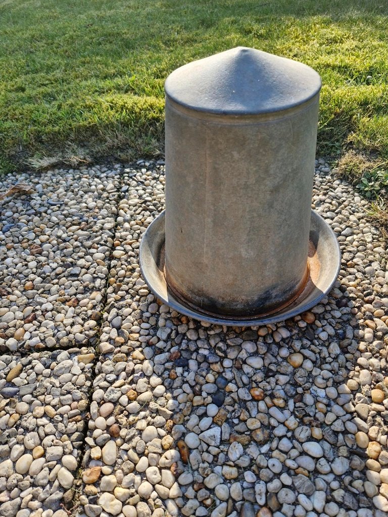 Zinken voer en drinkbak kippen., Ophalen
