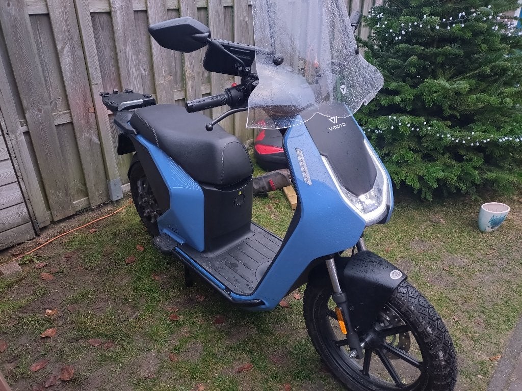 V moto F01 elektrische brommer, Maximaal 45 km/u, Zo goed als nieuw, 3 versnellingen, Ophalen