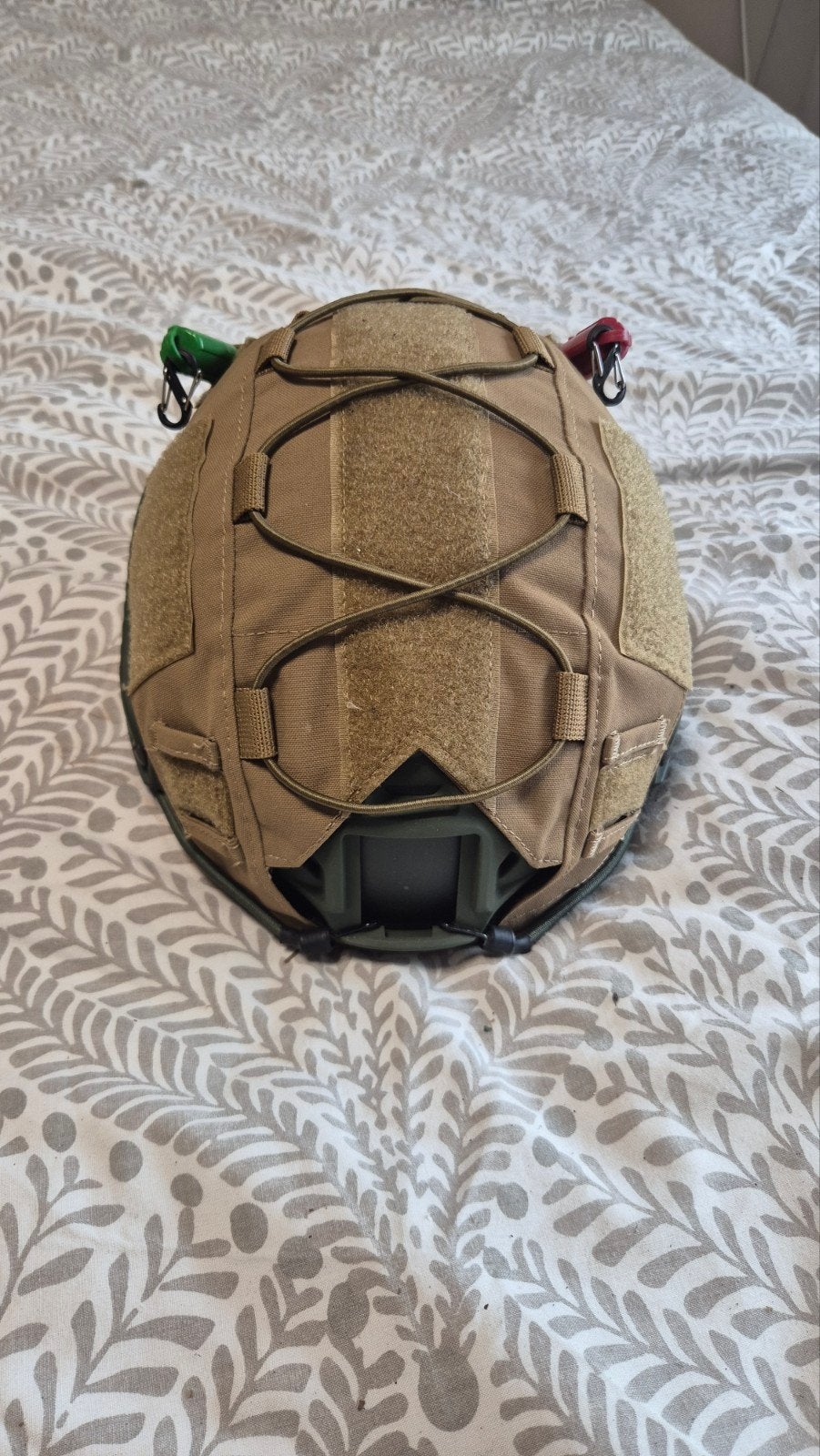Groene helm met tan helmhoes, Ophalen of Verzenden, Gedragen, One size fits all, Hoed