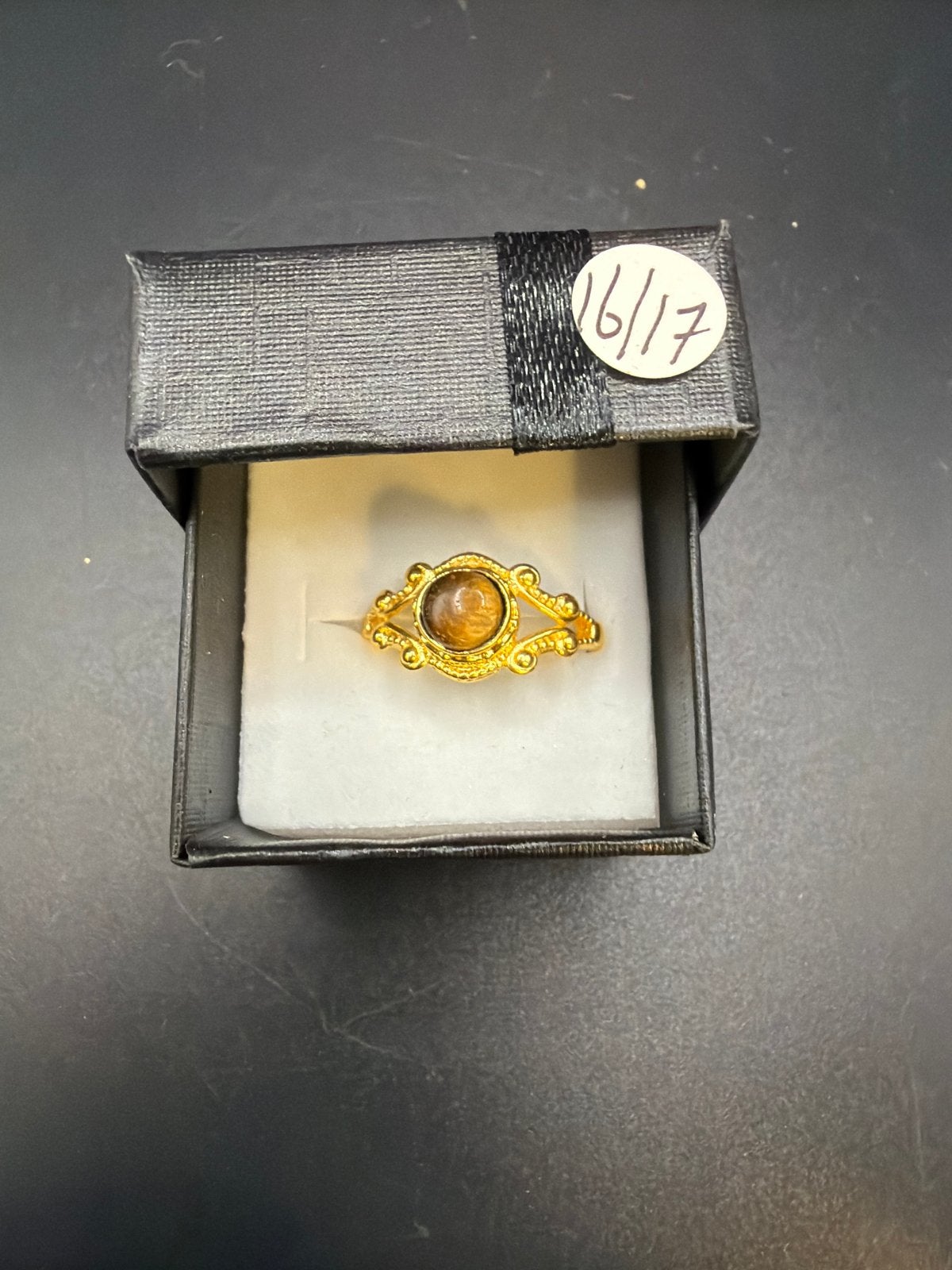 Ring van verguld messing met tijgeroog edelsteen, Ophalen of Verzenden, X, Met edelsteen, Dame