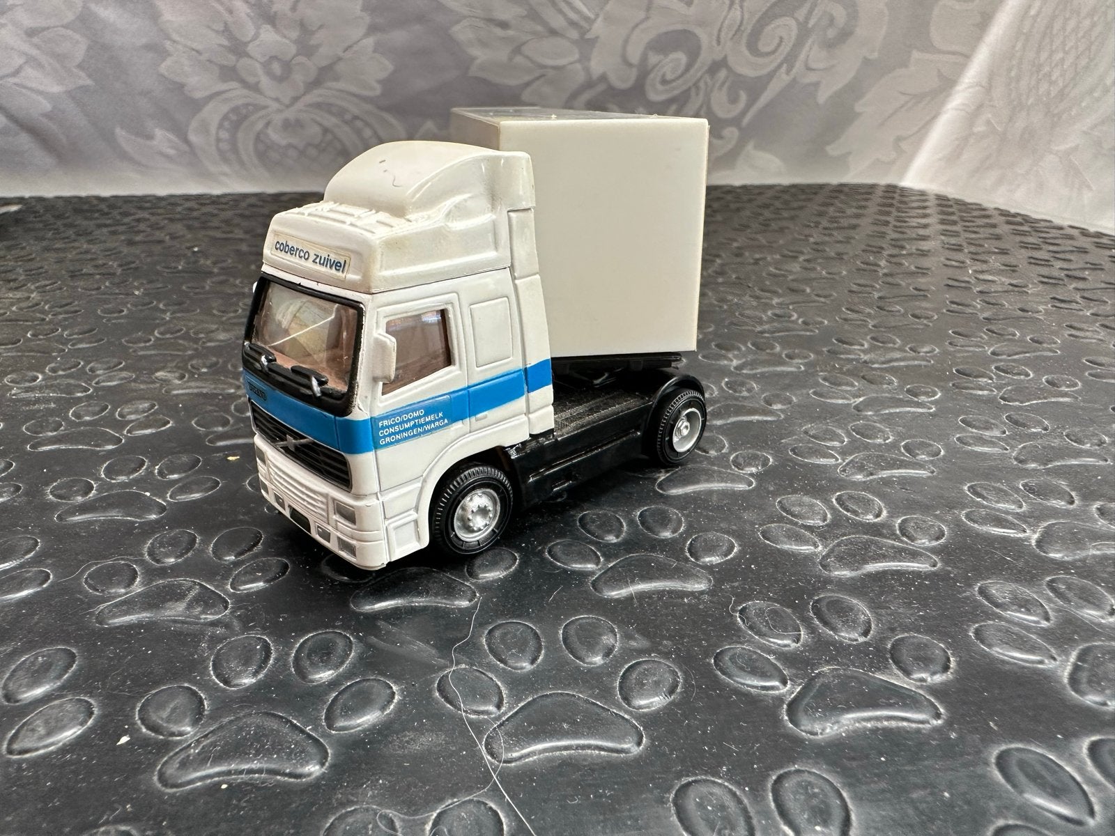 Volvo vrachtwagen met Cobeco Zuivel trailer, Overige merken, 1:32 tot 1:50, Ophalen of Verzenden, Zo goed als nieuw