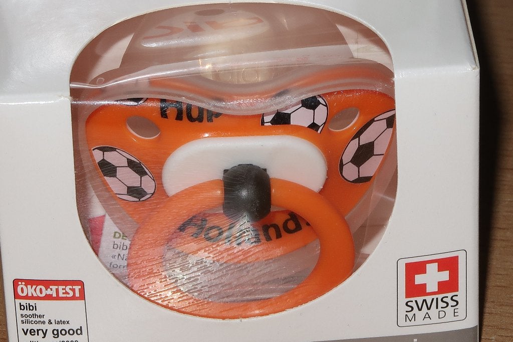 Nieuwe Bibi oranje / voetbal / holland speen 6 - 12 m, Overige merken, Speen, Nieuw, Ophalen of Verzenden