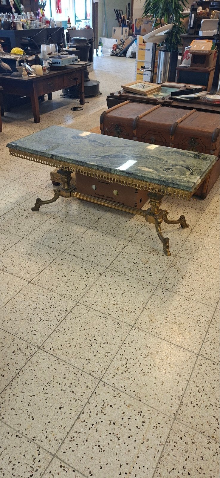 Antieke salontafel met marmeren blad en messing onderstel, Ophalen