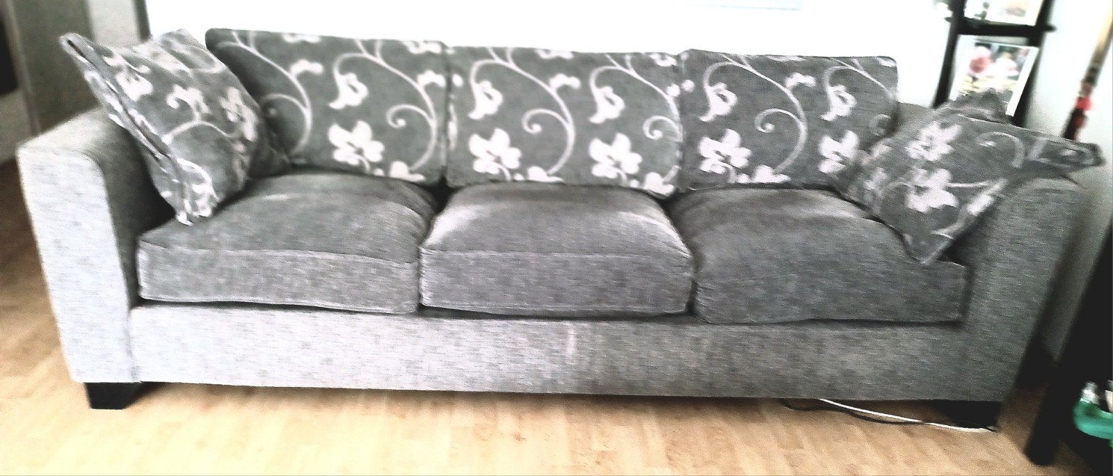Comfortabele grijze driezitsbank met bloemenkussens, Huis en Inrichting, Ophalen, 250 tot 300 cm, Gebruikt, Driepersoons