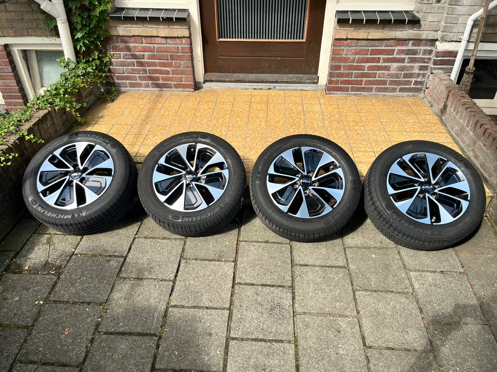 Kia 16” velgen + Michelin zomerbanden 205/55 + TPMS, Auto-onderdelen, Ophalen, 16 inch, Banden en Velgen, 205 mm