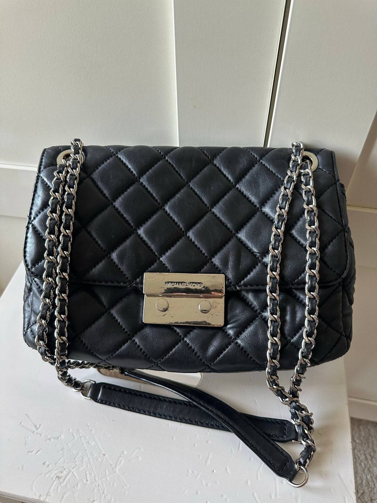Michael Kors Zwarte Gewatteerde Schoudertas met Ketting, Sieraden, Tassen en Uiterlijk, Tassen | Damestassen, Ophalen, Gebruikt