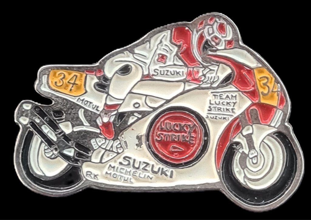 Suzuki -34- Lucky Strike pin, Verzamelen, Verzenden, Nieuw, Transport, Speldje of Pin