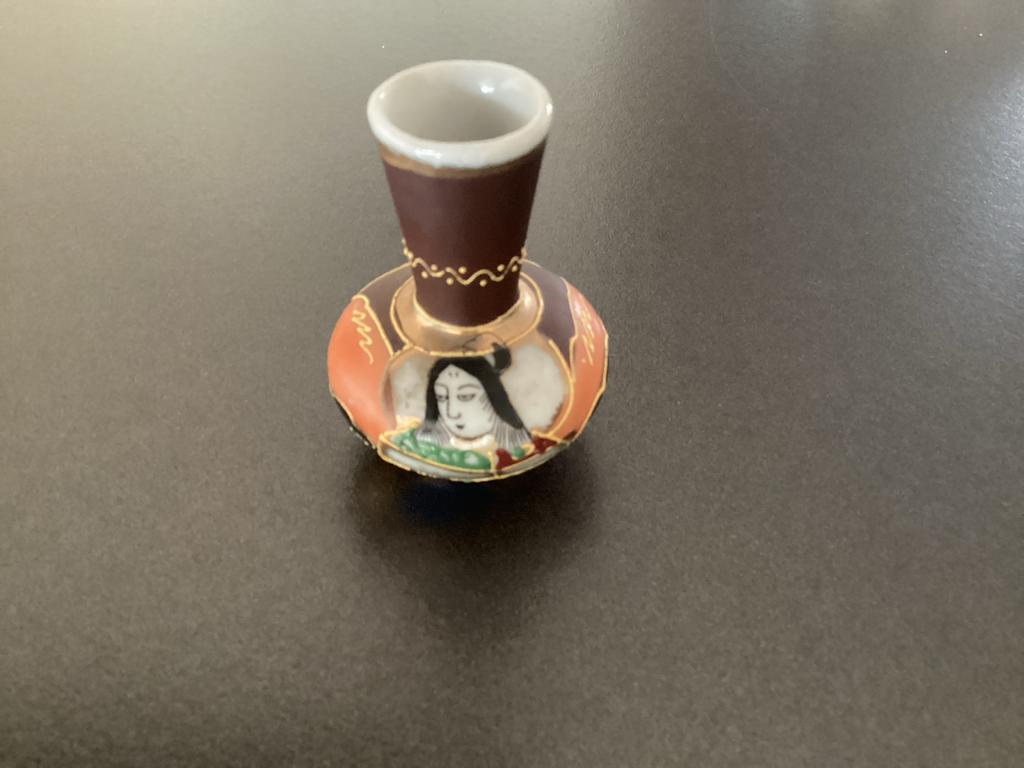 Miniatuur Japans Satsuma vaasje met geisha decoratie, Ophalen of Verzenden