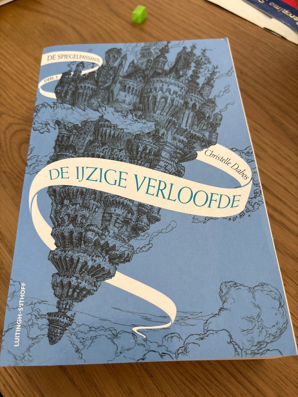 De IJzige Verloofde - De Spiegelpassante Deel 1, Ophalen of Verzenden, Zo goed als nieuw, Nederland