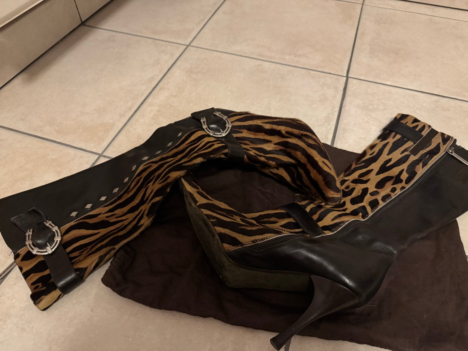 Donald Pliner laarzen met dierenprint en hak, Kleding | Dames, Schoenen, Ophalen of Verzenden, Zo goed als nieuw, Bruin, Hoge laarzen