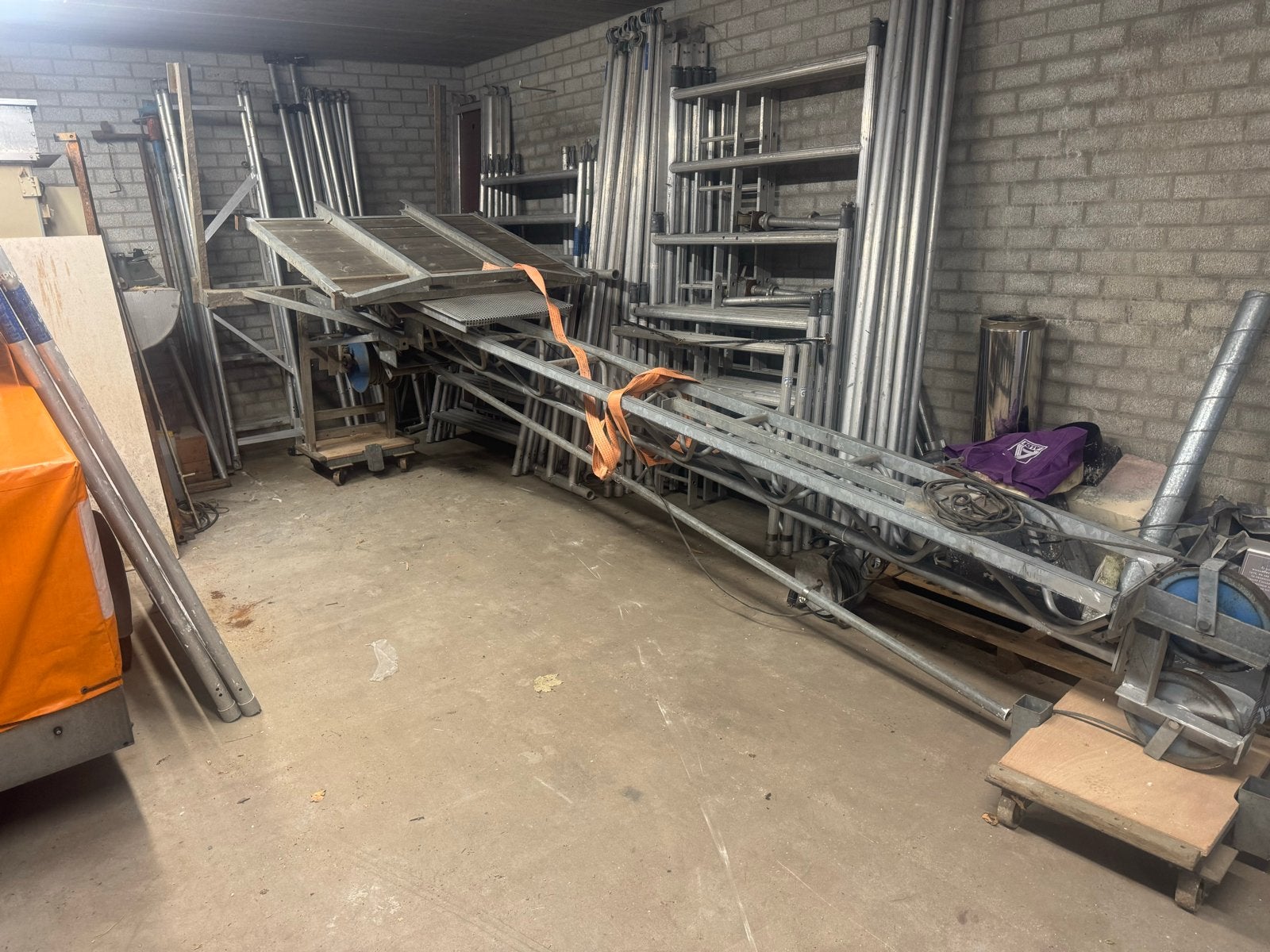 Neko 400kg Bouwlift - Universeel B.V. - Gebruikt, Doe-het-zelf en Verbouw, Ophalen, Gebruikt, Bouwlift