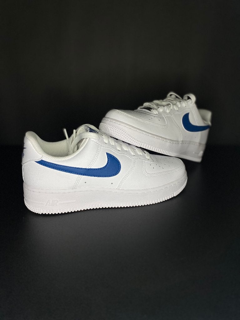 NIKE AIR FORCE 1 LOW '07 WHITE COURT BLUE - maat 40.5, Wit, Nieuw, NIKE, Ophalen of Verzenden