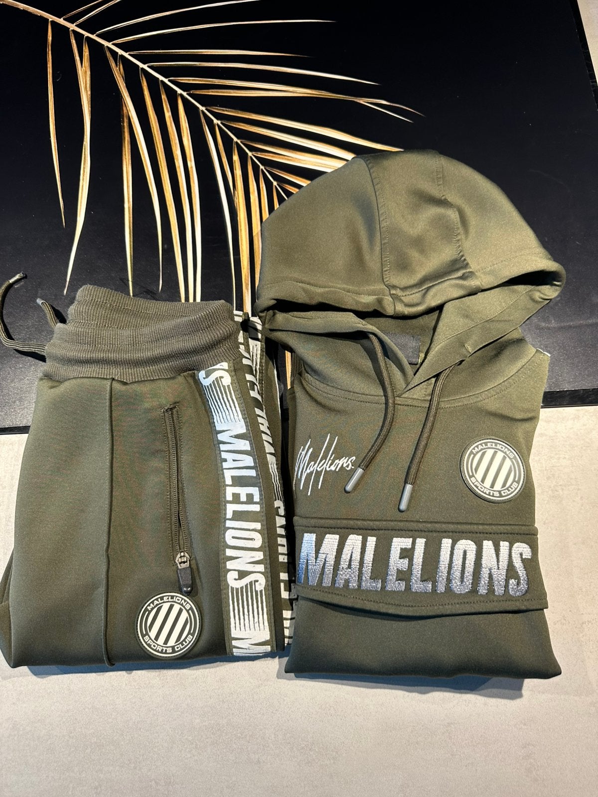 Malelions sportpak groen maat 140, Ophalen of Verzenden, Zo goed als nieuw, Jongen of Meisje, Sport- of Zwemkleding