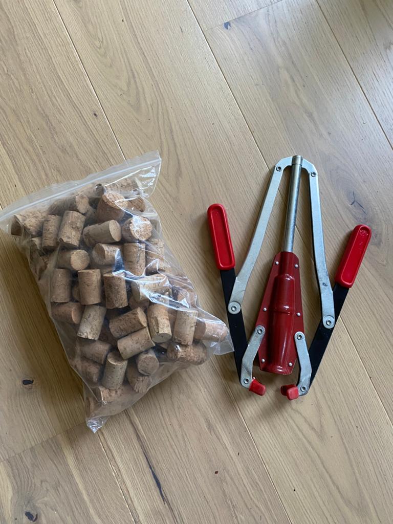 Flessenafsluiter / kurkapparaat  met 50 kurken (set), Hobby en Vrije tijd, Ophalen of Verzenden, Zo goed als nieuw