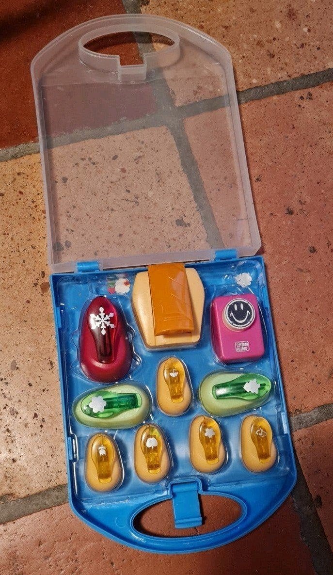Knutselset met diverse ponsen in handige opbergdoos, Meerkleurig, Ophalen of Verzenden, Zo goed als nieuw, Kunststof