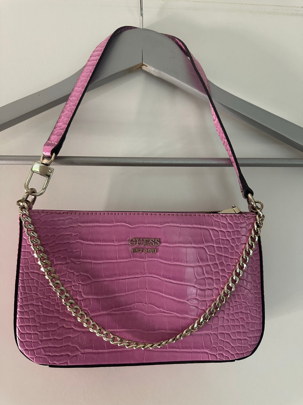 Guess tasje roze met croco print en ketting, Ophalen of Verzenden, Gebruikt, Roze, Schoudertasje