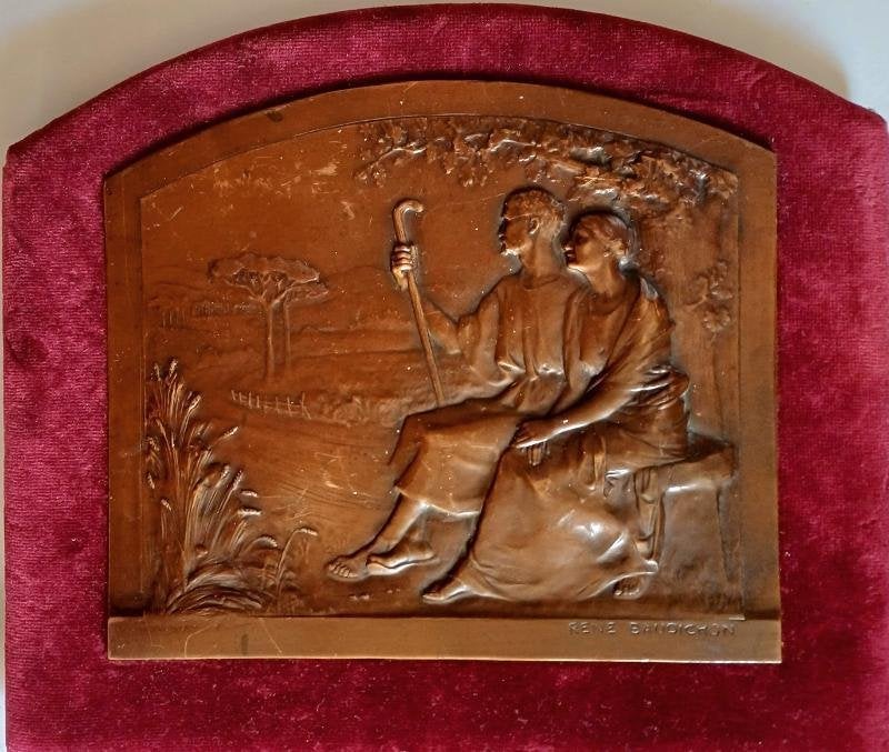 Antieke bronzen plaquette  man en vrouw zitten op een bank, Ophalen of Verzenden, Gebruikt, Natuurlijk materiaal, Wandhanger