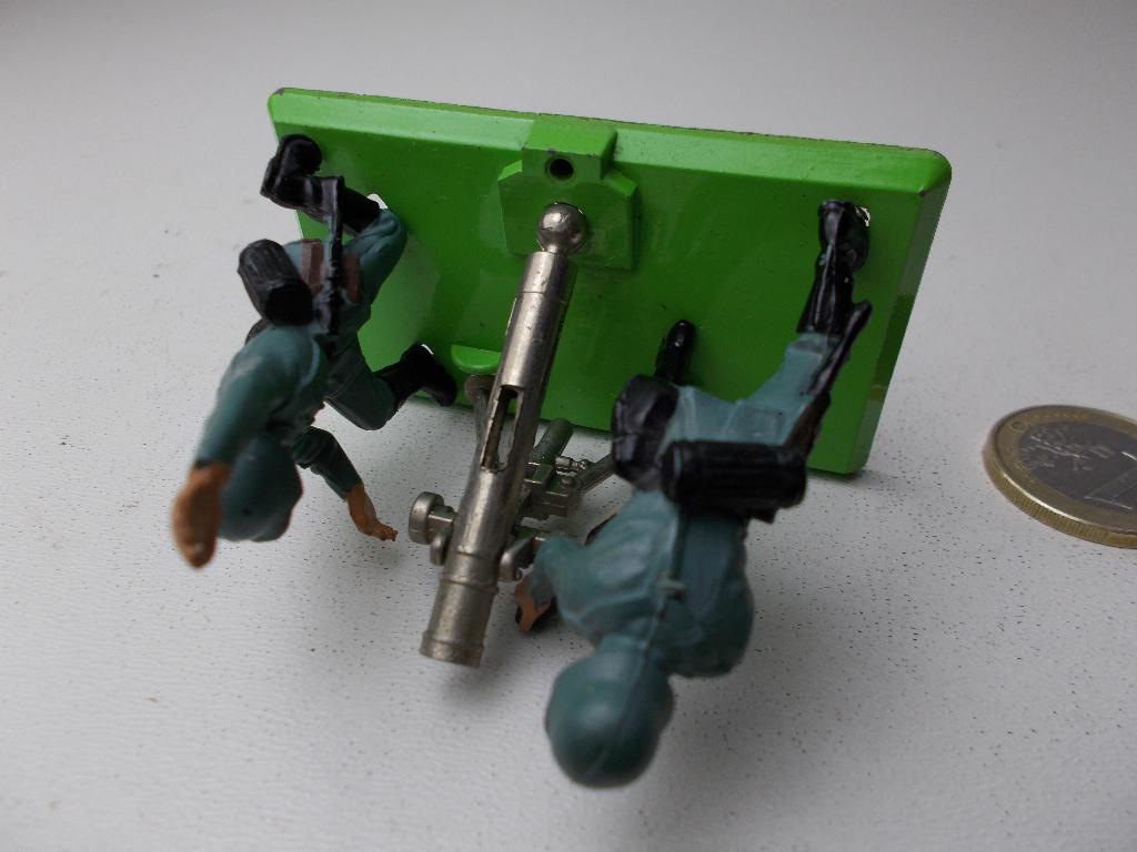1974 Britains Ltd. 2 GERMAN SOLDIERS +MORTIER. I.z.g.st. (C), Ophalen of Verzenden, Zo goed als nieuw, Overige typen, Britains