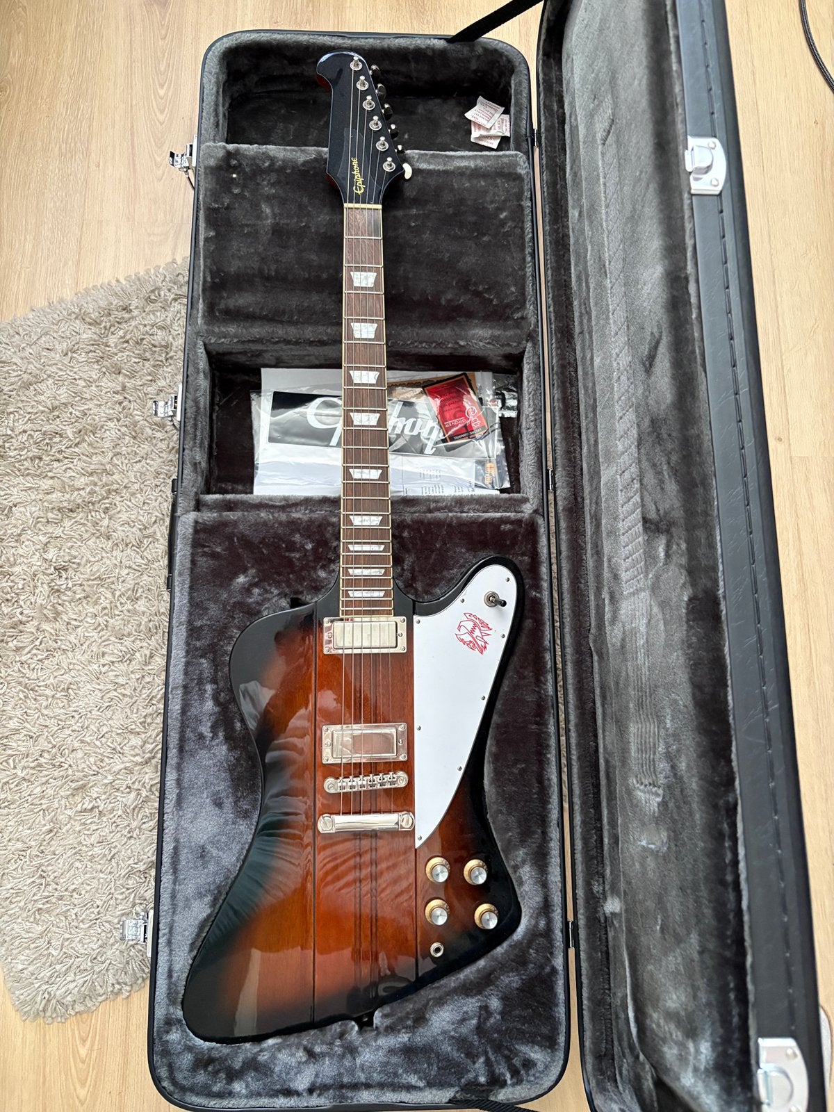 Epiphone firebird V met koffer, Muziek en Instrumenten, Ophalen, Zo goed als nieuw, Solid body, Epiphone