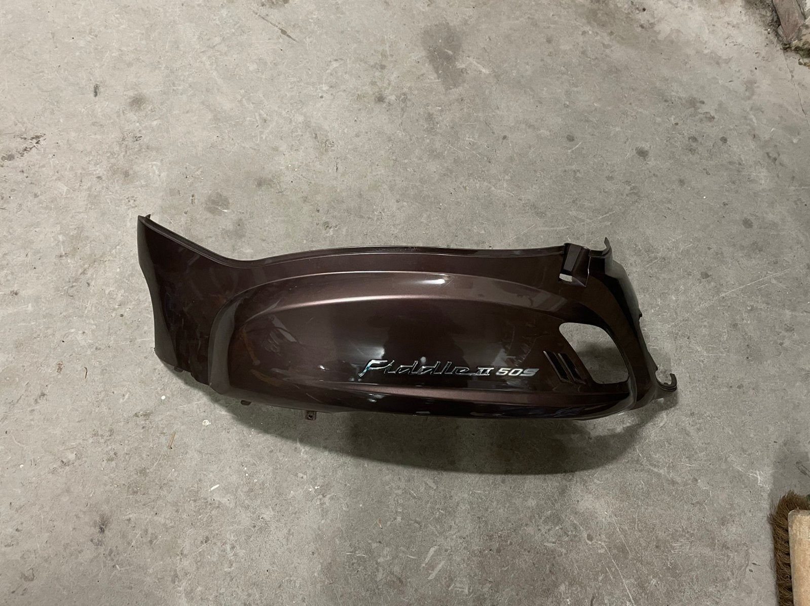 Linker achterkap / zijscherm Sym Fiddle 2 bruin, Fietsen en Brommers, Ophalen of Verzenden, Gebruikt, Overige typen