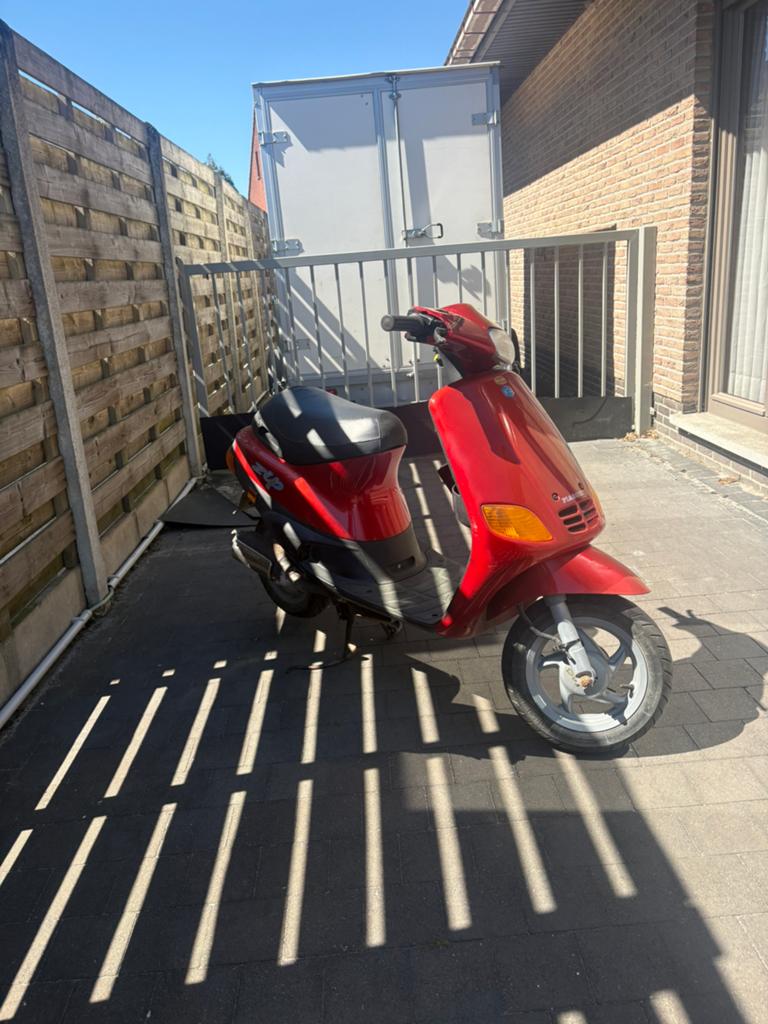 Zip type 2 rood, Ophalen, Zo goed als nieuw, Benzine, Zip