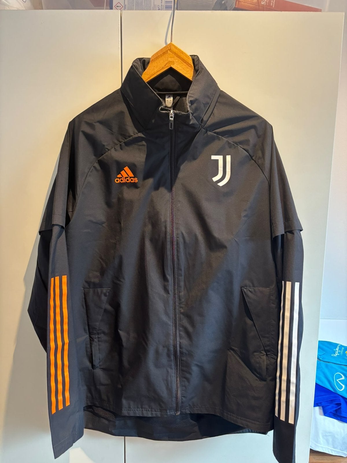 Adidas Juventus All-Weather Jack Zwart Maat L, Kleding | Heren, Ophalen of Verzenden, Maat 52/54 (L), Zwart