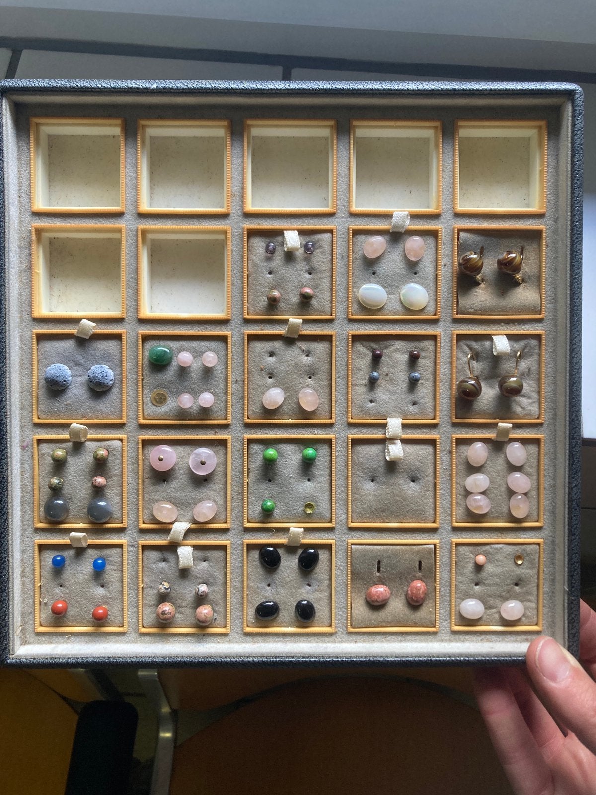 Display met 29 paar natuurstenen oorbellen, Sieraden, Tassen en Uiterlijk, Overige materialen, Overige kleuren, Nieuw, Ophalen of Verzenden