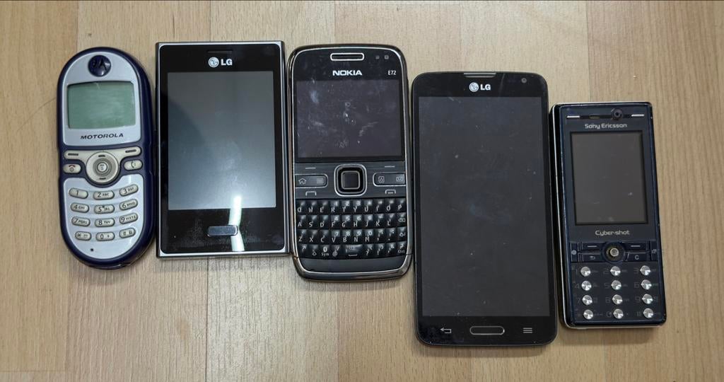 Partij van 5 vintage mobiele telefoons (Motorola, LG, Nokia), Gebruikt, Overige modellen, Verzenden, 3 tot 6 megapixel
