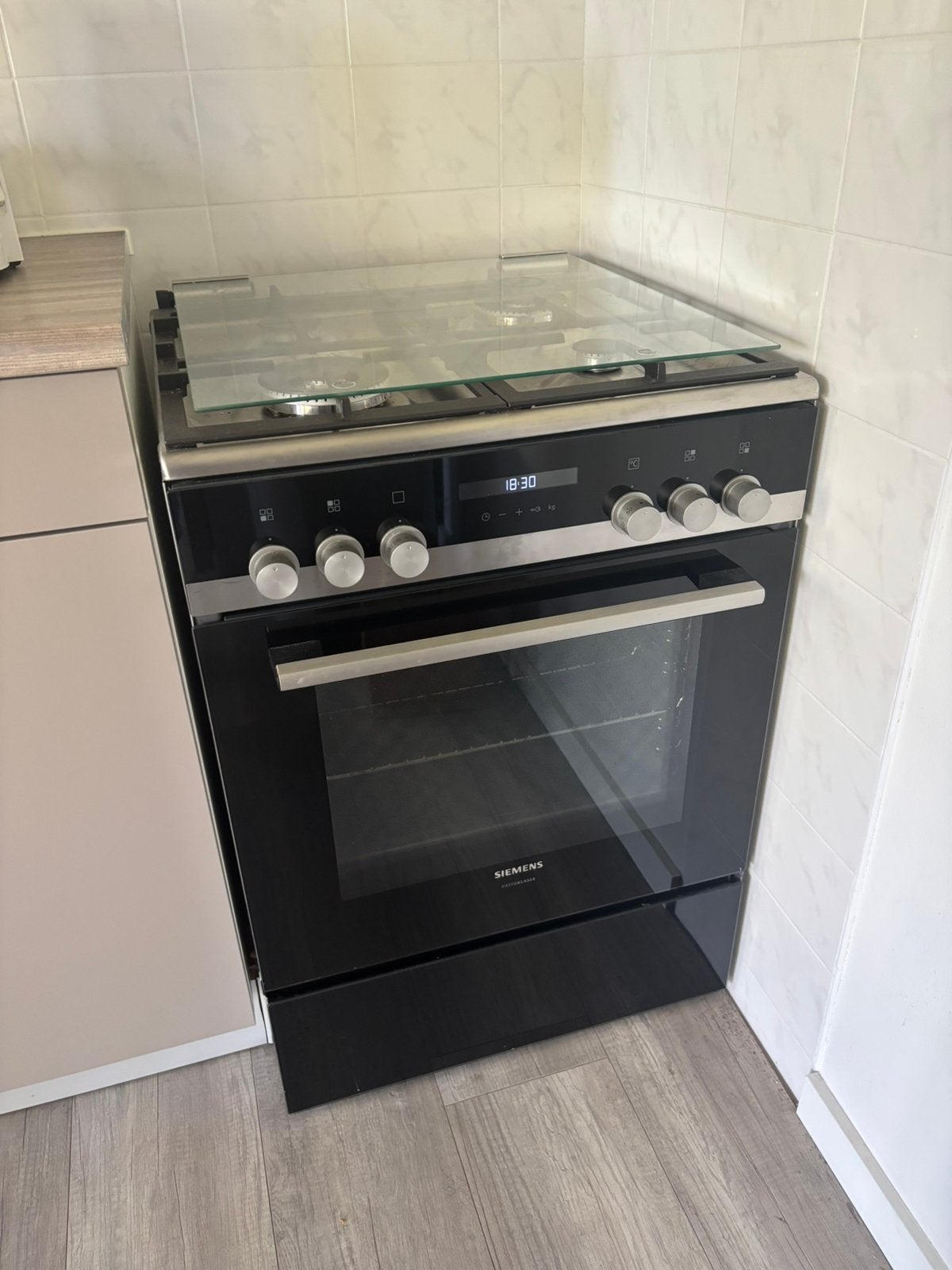 Siemens gasfornuis met oven, Ophalen, 4 kookzones, Zo goed als nieuw, Gas