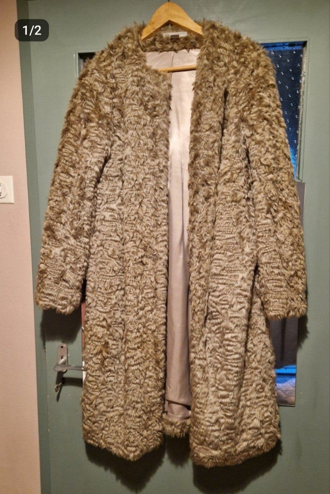 warme lange imitatiebont taupe jas maat 44, Ophalen, Zo goed als nieuw, Maat 42/44 (L), Bruin