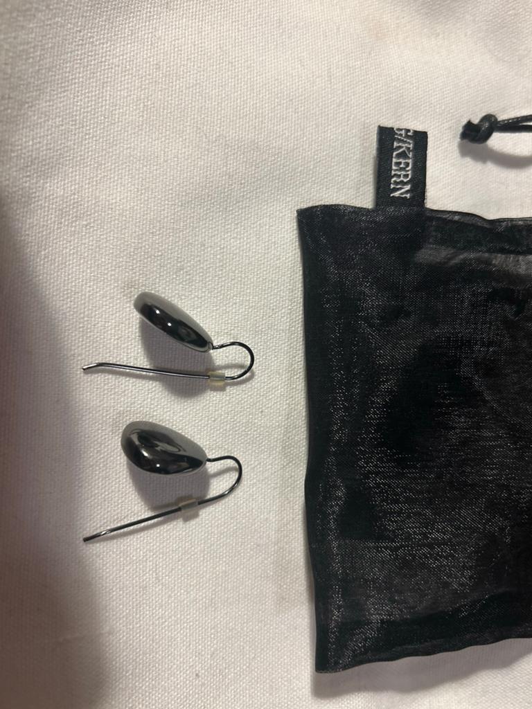 Dyrberg Kern Oorbellen - Elegant en Tijdloos Design, Overige materialen, Hangers, Zwart, Ophalen of Verzenden