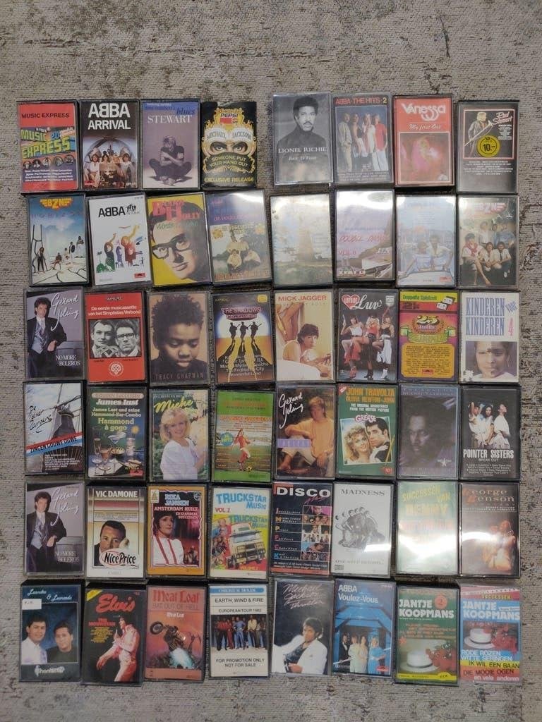 44 voorbespeelde muziekcassettes, Gebruikt, Ophalen of Verzenden, Origineel, Met bewaardoos, rek of koffer