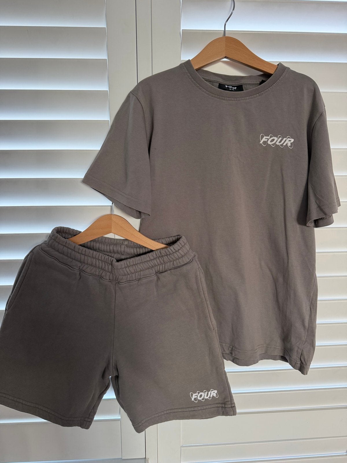 FOUR Set: T-shirt en Short voor Jongens (Maat 10 jaar), Ophalen of Verzenden, Gebruikt, Jongen, Setje