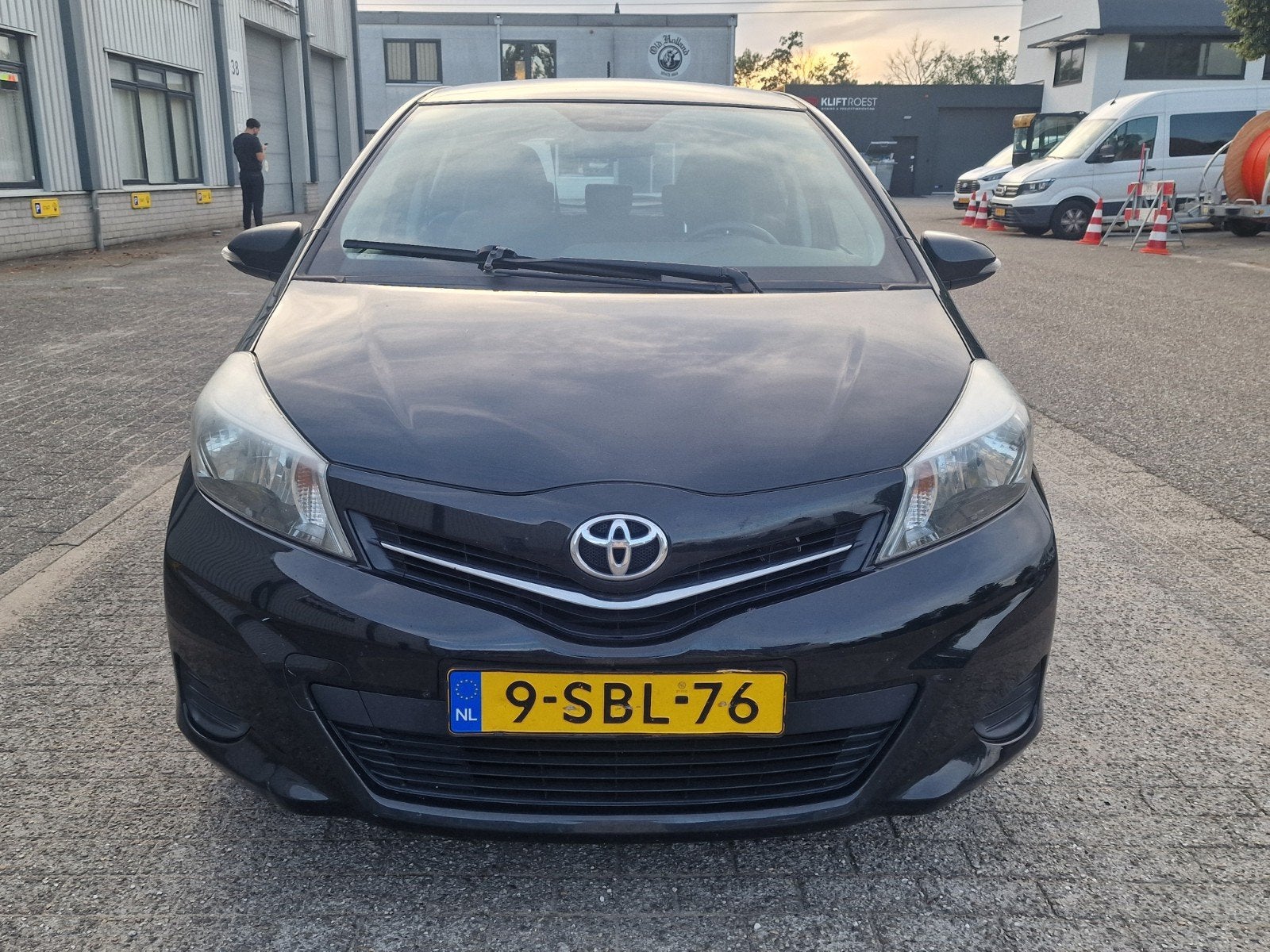 Toyota Yaris 1.0 12V Vvt-i 5DR 2013 Zwart, Auto's, Toyota, 40 €/maand, Zwart, Origineel Nederlands, Handgeschakeld