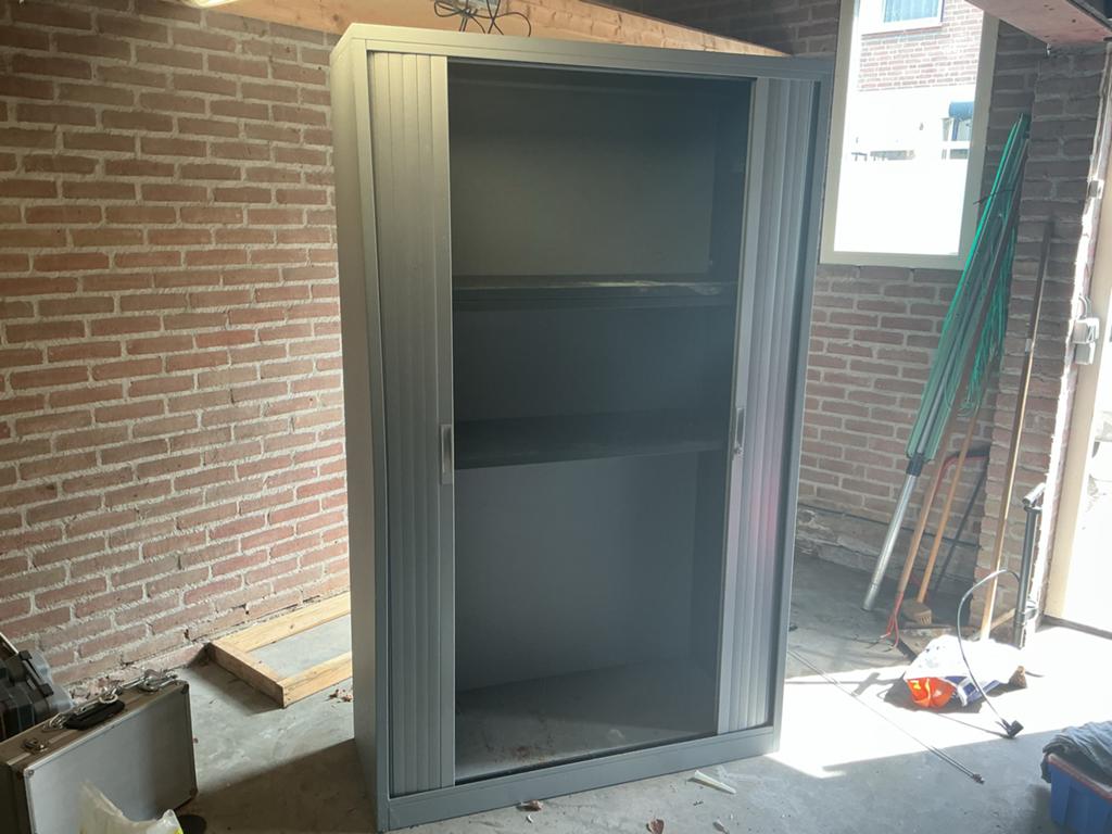 Metalen archiefkast met roldeuren, Met plank(en), Gebruikt, 100 tot 150 cm, Ophalen of Verzenden