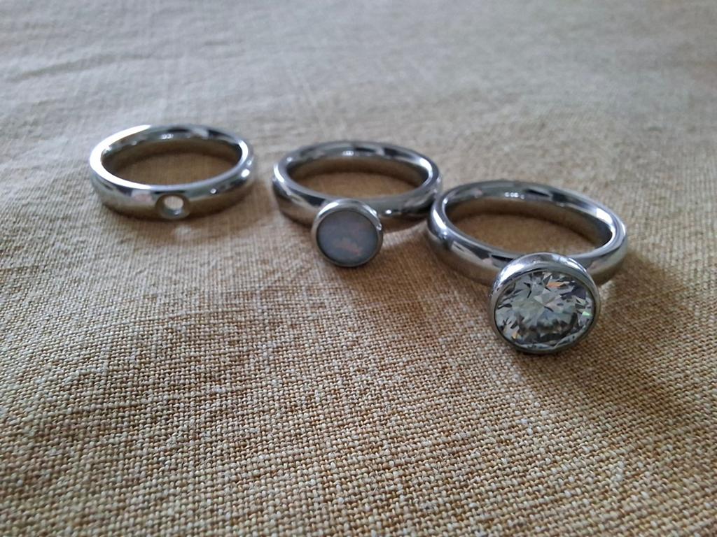 Melano ringen, Sieraden, Tassen en Uiterlijk, Ringen, Ophalen, Zo goed als nieuw, 17 tot 18, Dame