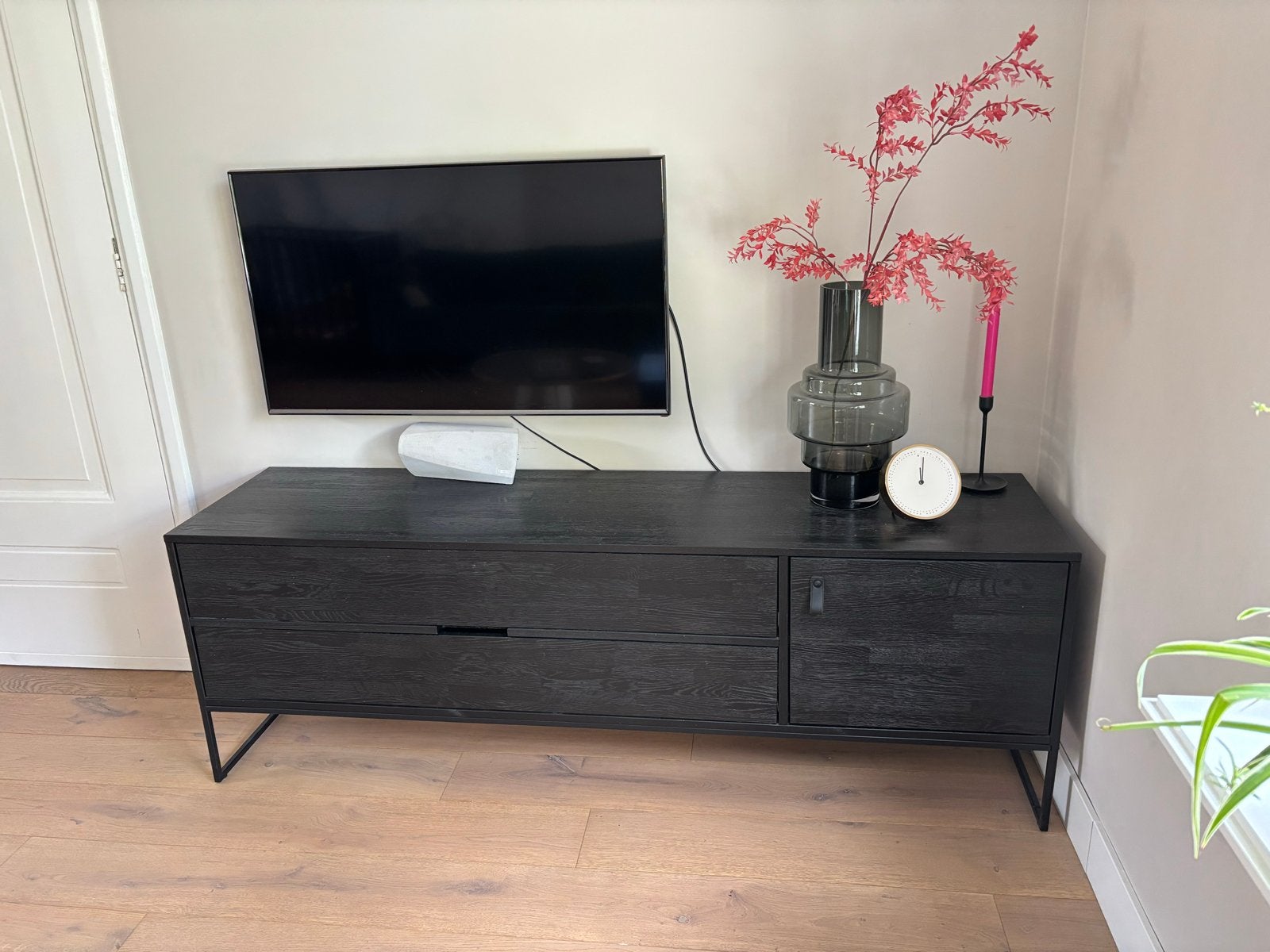 WOOOD Silas Breed TV-meubel 180cm Zwart, Huis en Inrichting, Kasten | Televisiemeubels, Ophalen, 150 tot 200 cm, Zo goed als nieuw