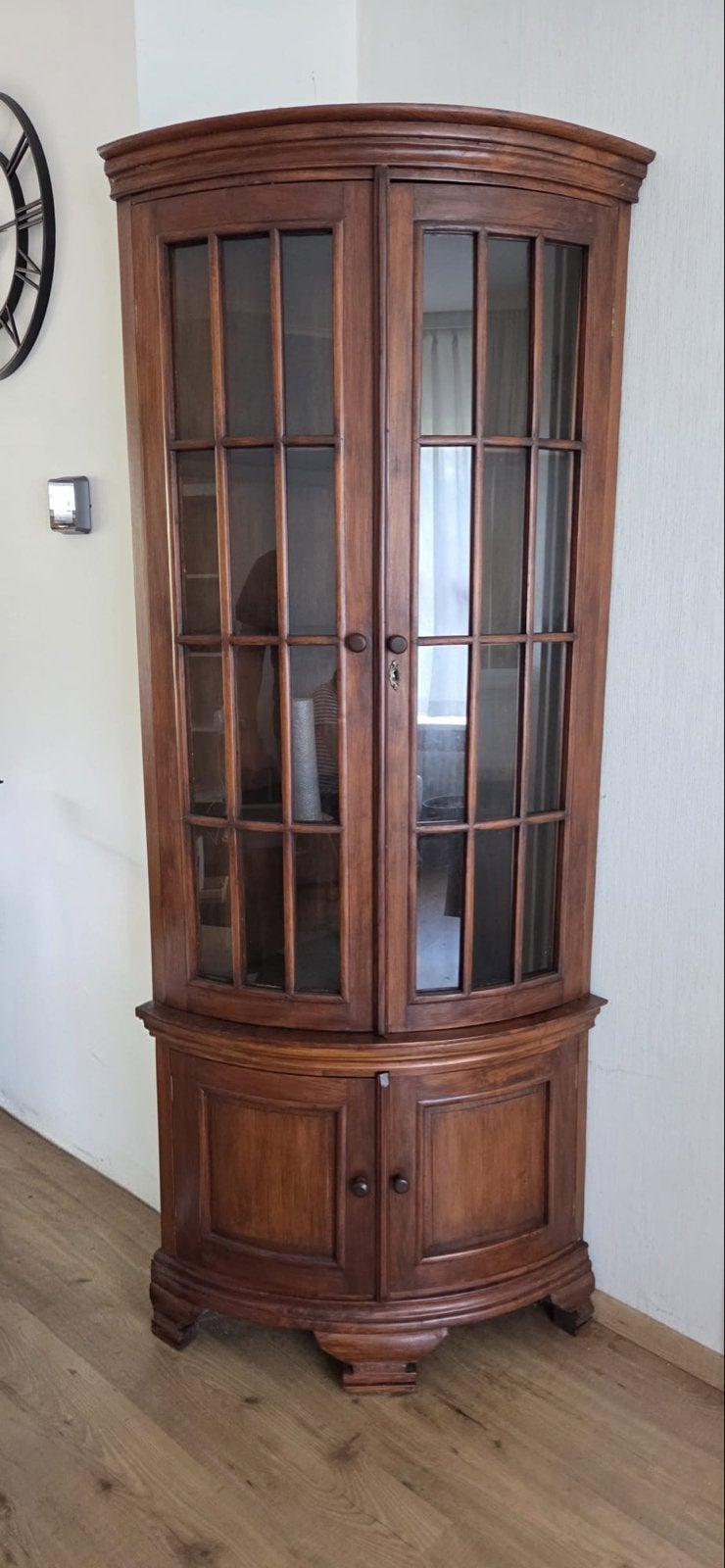 Antieke houten hoekvitrinekast, Ophalen