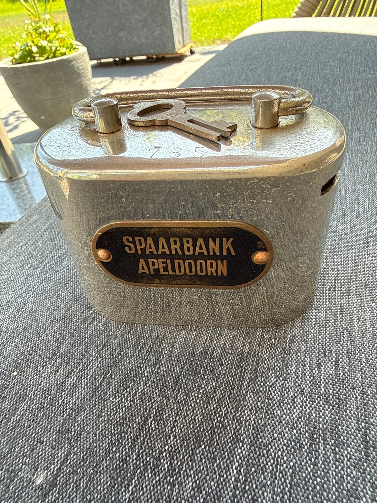 Vintage Spaarbank Apeldoorn spaarpot met sleutel, Ophalen, Gebruikt, Metaal of Blik, Overige thema's