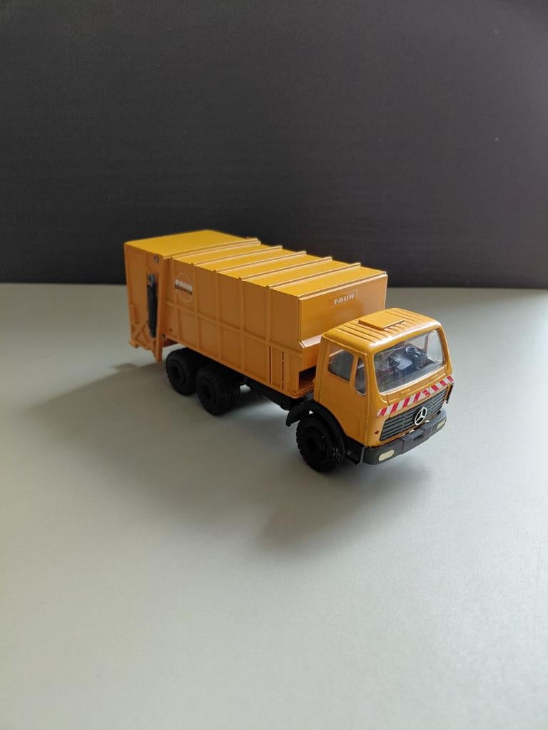 Mercedes-Benz met Faun opbouw - Conrad (Made in Germany), Hobby en Vrije tijd, Modelauto's | 1:50, Ophalen of Verzenden, Gebruikt