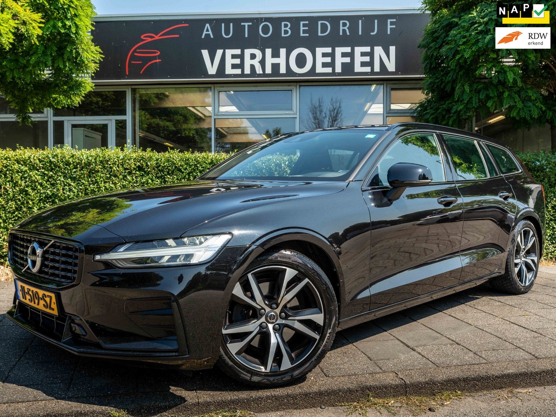 Volvo V60 2.0 B3 R-Design - APPLE CARPLAY - STOEL / STUUR VE, 4 cilinders, 1969 cc, 1634 kg, Hybride Elektrisch/Benzine