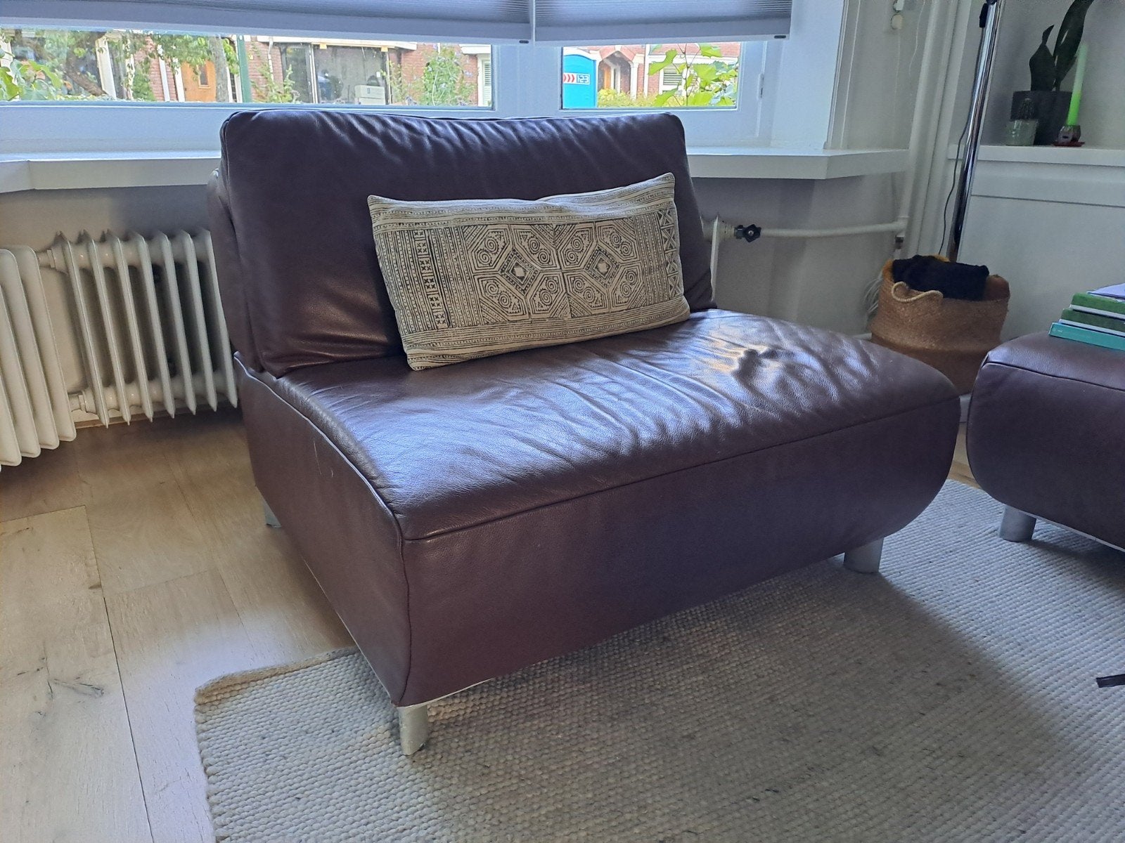 Bankje, type loveseat, bruin leer in strak model., Ophalen, Gebruikt, Tweepersoons, Minder dan 150 cm