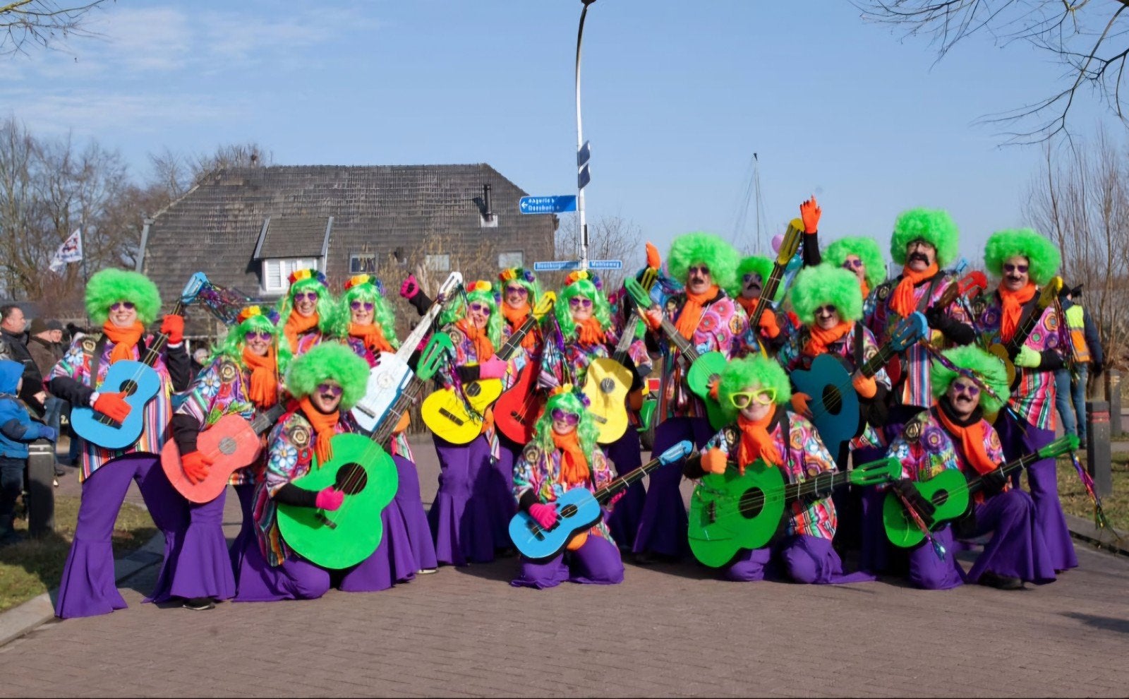 vrolijke carnaval pakken met gitaar voor loopgroepen, Ophalen, Carnaval, Overige maten, Zo goed als nieuw