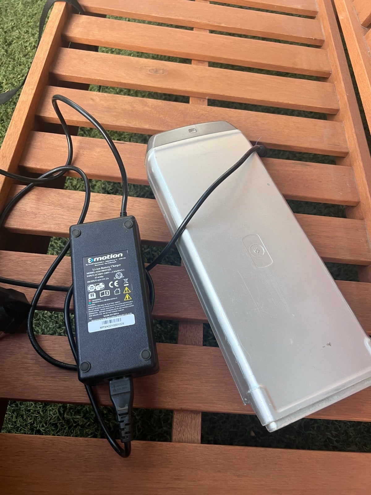 E-motion Fietsaccu met oplader - 42V 2A, Fietsen en Brommers, Fietsaccessoires | Fietsaccu's, Ophalen, Zo goed als nieuw