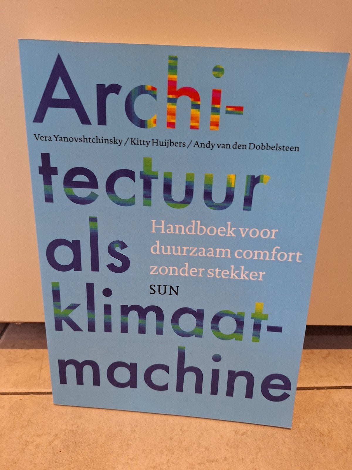 Kitty Huijbers - Architectuur als klimaatmachine, Boeken, Ophalen of Verzenden, Zo goed als nieuw, Kitty Huijbers; Vera Yanovshtchinsky; Andy van den Dobbelsteen