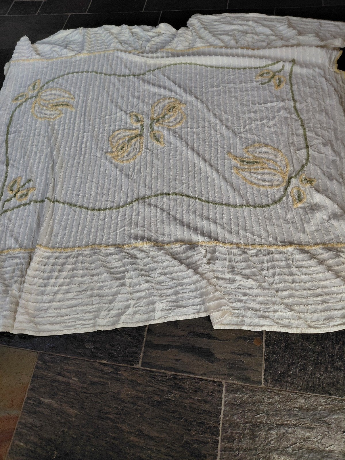 te koop    een bed   sprei  220 cm lang en 205 cm breedte, Huis en Inrichting, Slaapkamer | Beddengoed, Ophalen of Verzenden, Tweepersoons