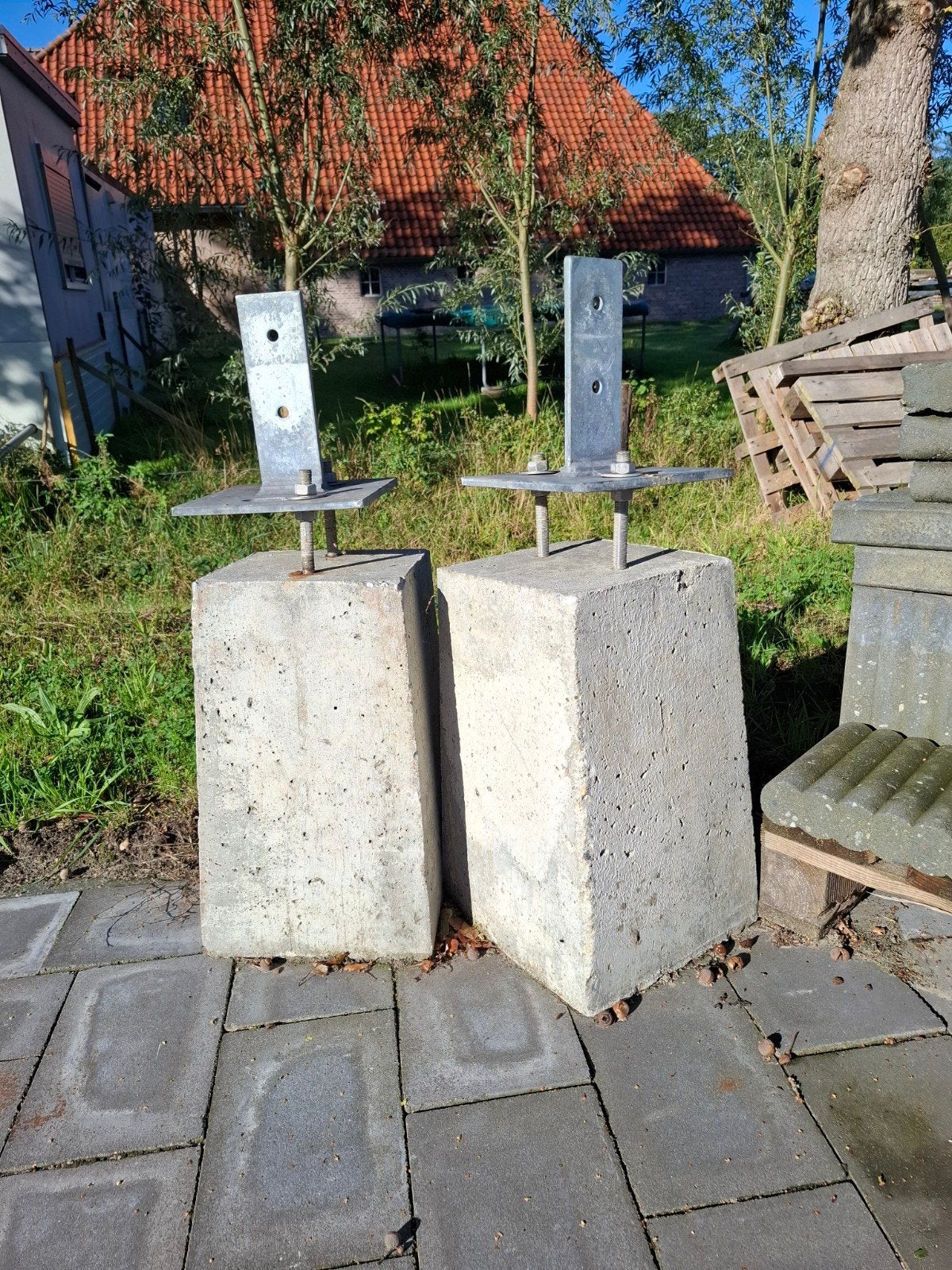 Betonnen funderingsblokken met metalen paalhouders, Ophalen, Gebruikt