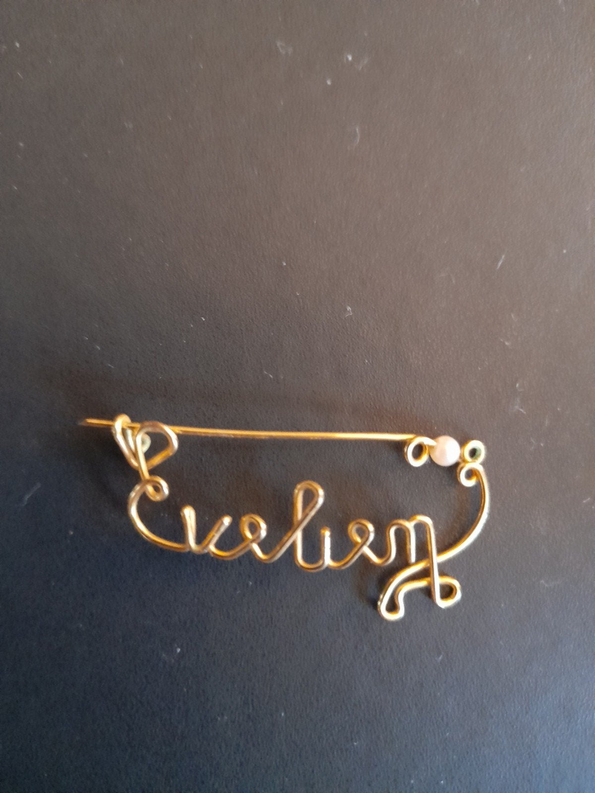 4 cm. breed broche EVELIEN met een pareltje !!!!, Ophalen of Verzenden, Zilver, Goud, Met parel